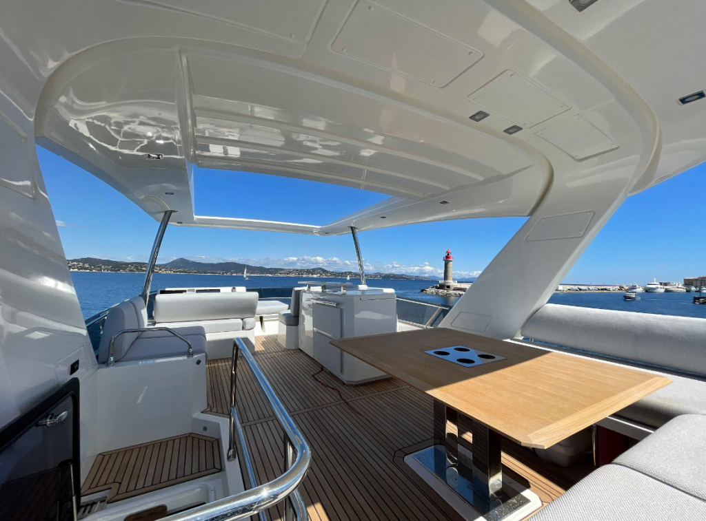 Prestige 630 Fly | Jacht makelaar | Shipcar Yachts